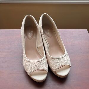 Ecru open-toed espadrilles in size 7